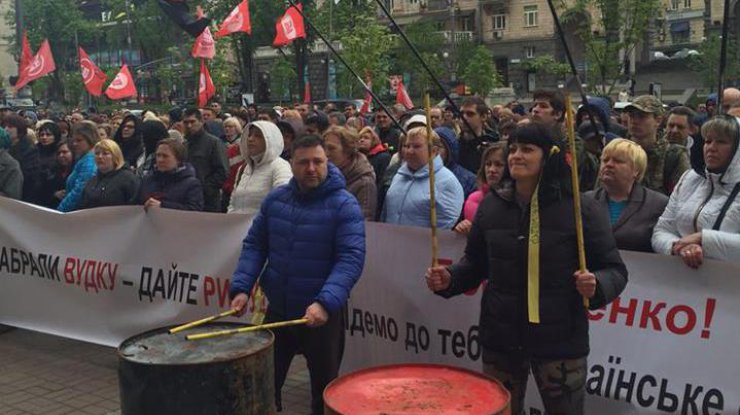 Митингующие перекрыли улицу Крещатик