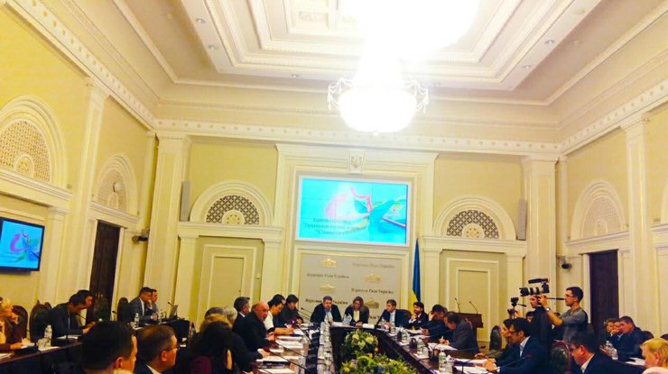 Во время заседания эксперты обсудили пути решения выхода Украины из экономического кризиса
