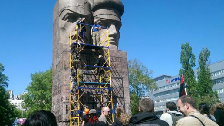 В Киеве активисты сносят памятник чекистам. Фото: Украинская правда