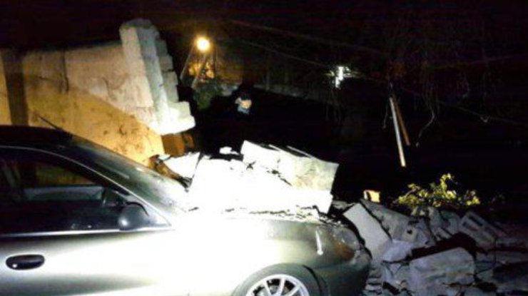 В Киеве обрушилась стена на автомобиль. Фото: segodnya.ua