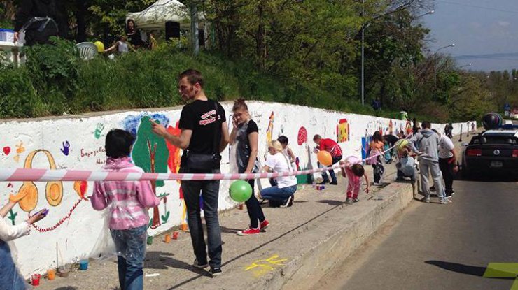 Художники помогали детям из приюта рисовать мечты