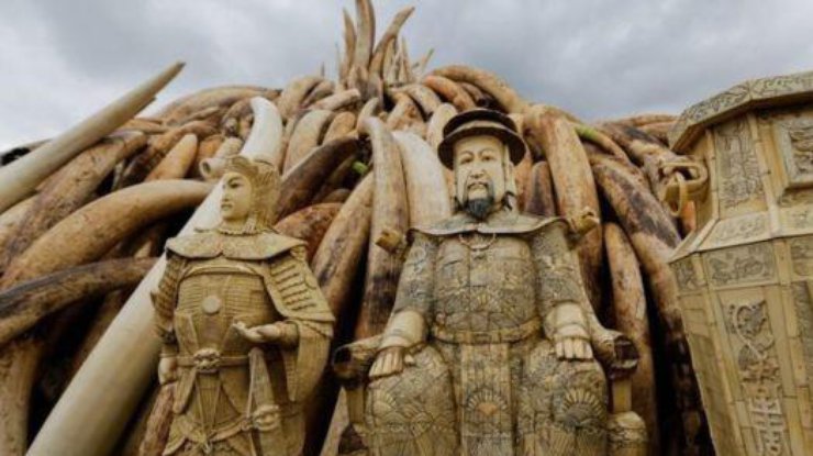 Вместе с запасами слоновой кости сжигали изъятые резные фигурки и статуи