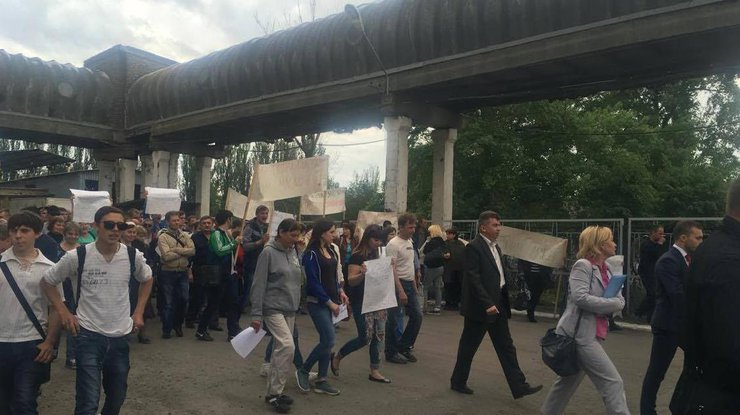 Сотни работников Славянского маслоэкстракционного завода вышли на митинг