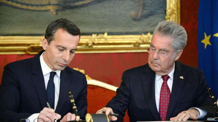 Новый канцлер Австрии подписывает необходимые документы 