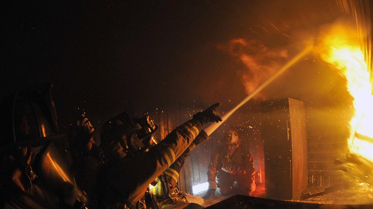 В США пожарные пытаются потушить православную церковь 