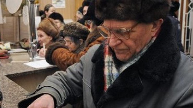 Украинские пенсионеры простаивают время в очередях за хлебом