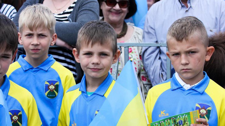Дети радостно встречали сборную Украины / Фото: Мария Сулима 