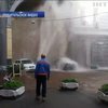 В центре Киева из-под асфальта вырвался гейзер (видео)