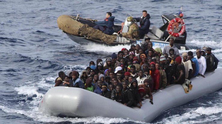 Три тысячи мигрантов спасли у берегов Ливии
