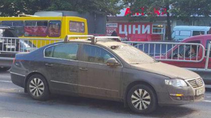 В Киеве посреди дороги прорвало трубу 
