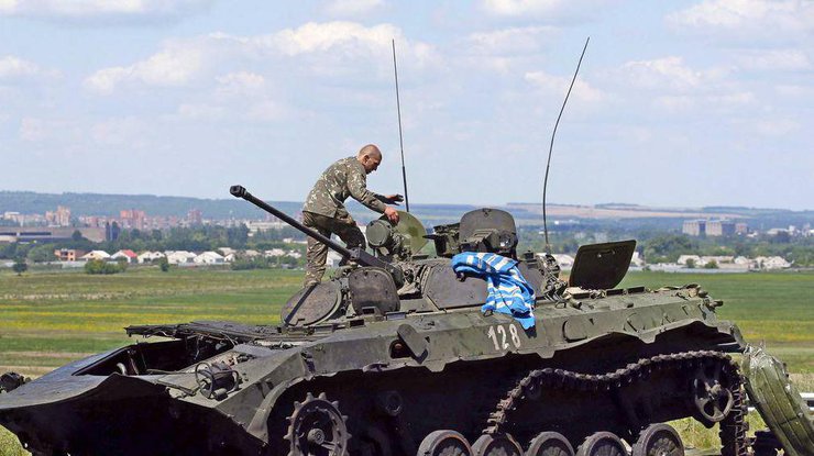 Украинские воины открыли огонь на поражение и уничтожили вражескую БМП