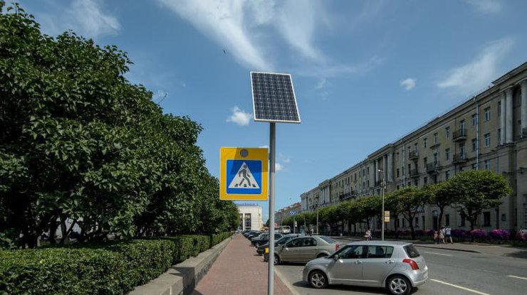 В Киеве впервые подняли асфальт для пешеходов