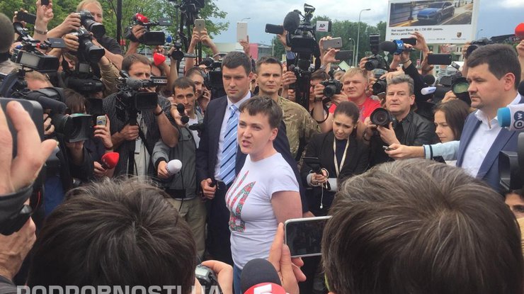 Во время общения с журналистами украинская летчица Надежда Савченко вела себя резко и эмоционально Фото: Оксана Лой