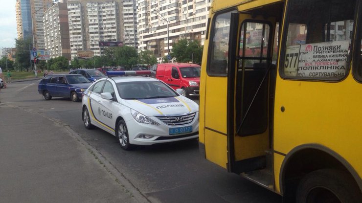 В Киеве на Позняках разгневанный автомобилист напал на водителя маршрутки