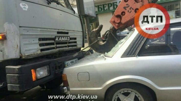 В центре Киева автокран протаранил легковушку