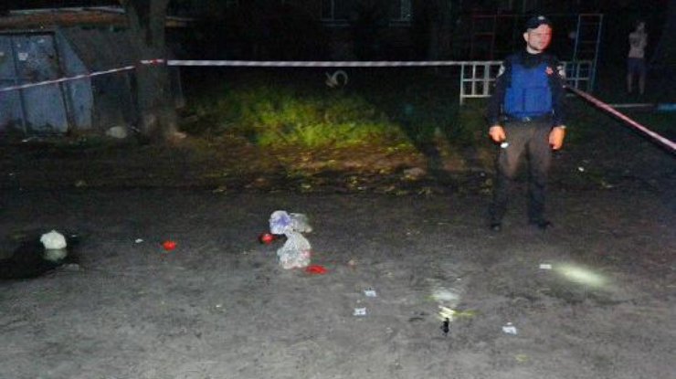 В Киеве неизвестные напали на мужчинуи  расстреляли 