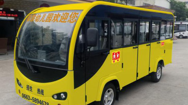 В китае 2 человека погибли из-за того, что перевернулся школьный автобус 