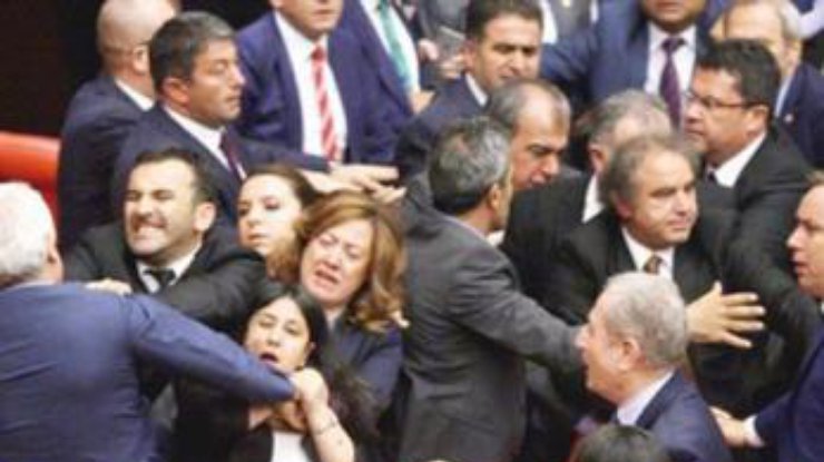 В турецком парламенте подрались из-за "курдского вопроса"