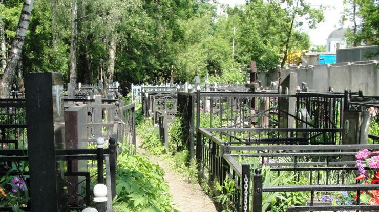 Мужчина прятал наркотики на кладбище, чтобы потом беспрепятственно их сбыть