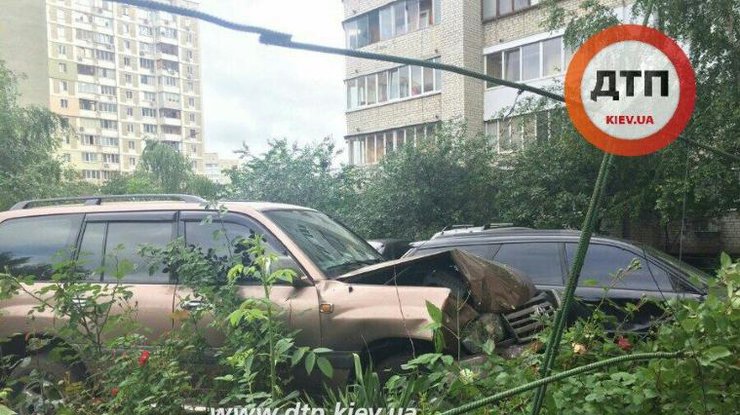 В Киеве пьяный судья на Land Cruiser припарковался в Subaru 