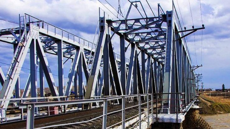 В Киеве подросток упал с моста на железнодорожные пути 