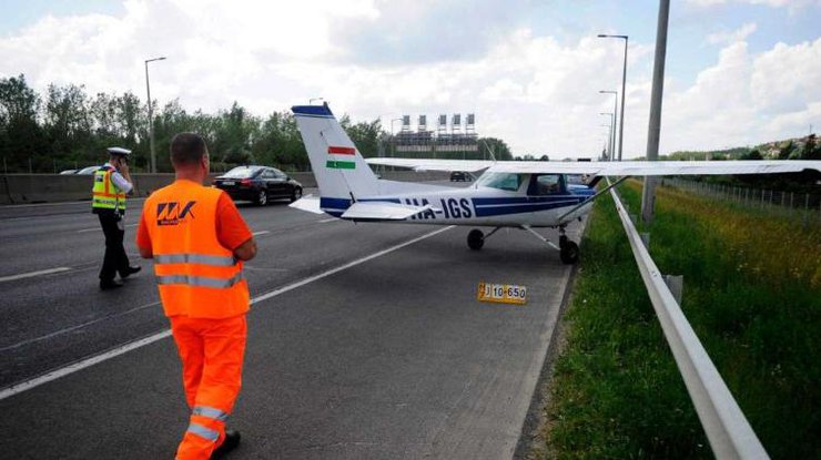 В Венгрии самолет совершил экстренную посадку посреди трассы