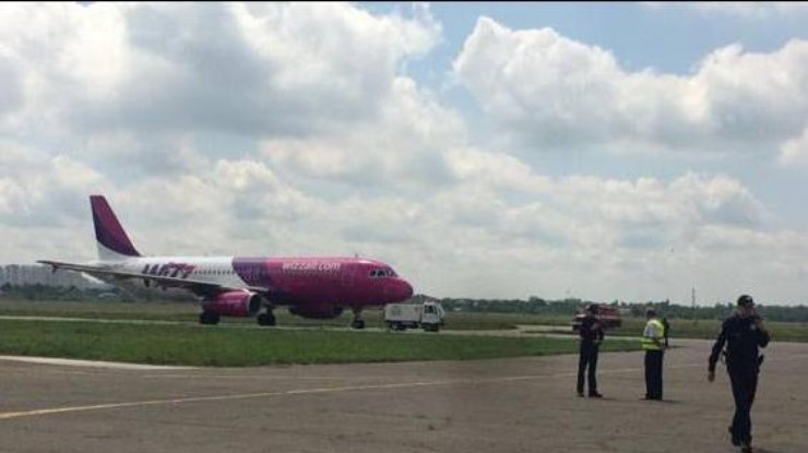 В аэропорту "Киев" самолет оцепили сотрудники спецслужб 
