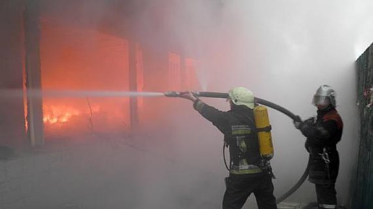 В Ривне около 5.30 утра 31 мая загорелись офисно-складские помещения