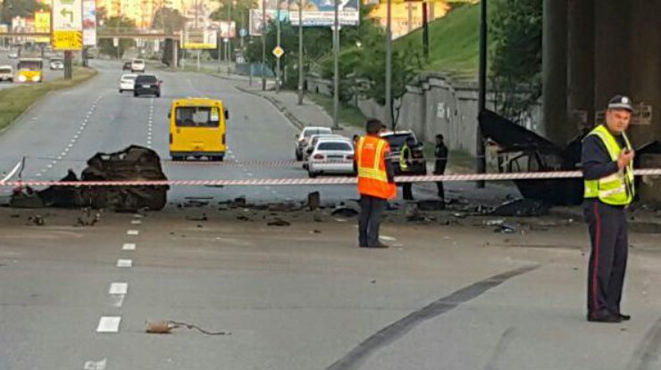 На улице Саперно-Слободской автомобиль Volkswagen врезался в бетонную опору