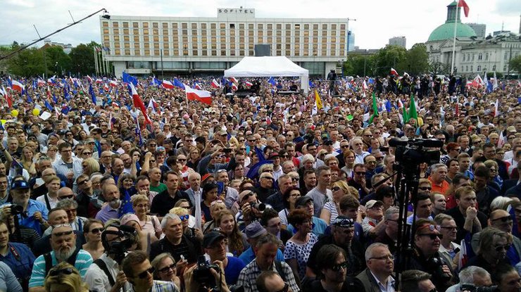 В Варшеве прошли многотысячные митинги 