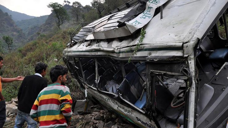 В Индии из-за падения в пропасть автобуса погибли 14 человек 