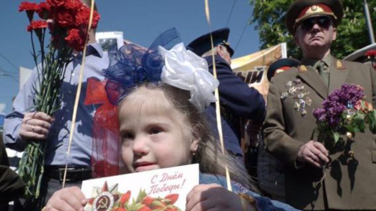 В Киеве несколько сотен человек возлагают цветы в парке Славы