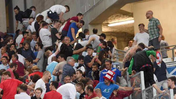 Евро-2016: российские фанаты устроили драку на стадионе (фото)