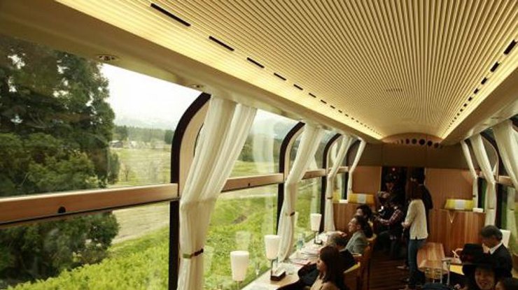 В Японии пассажиры ездят в стеклянном поезде