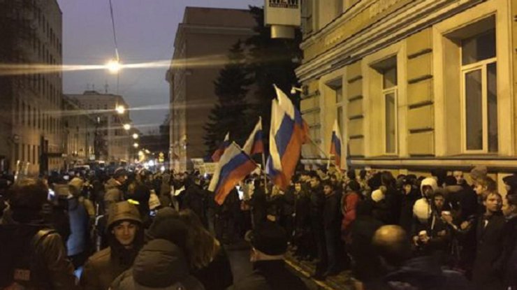 Вандалы забросали яйцами посольство Украины в Москве