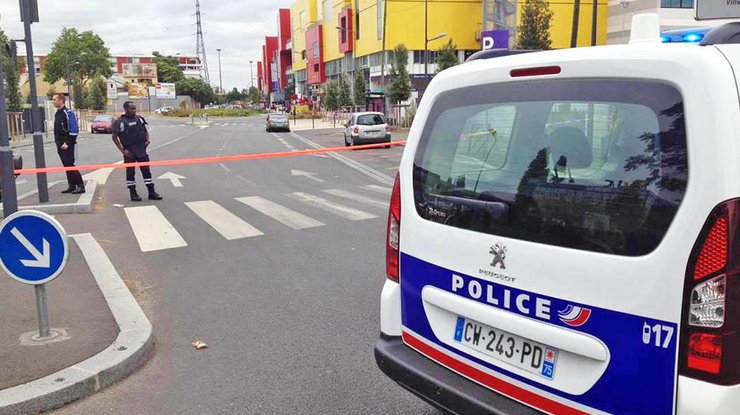 В Париже преступник зарезал полицейского и взял его семью в заложники