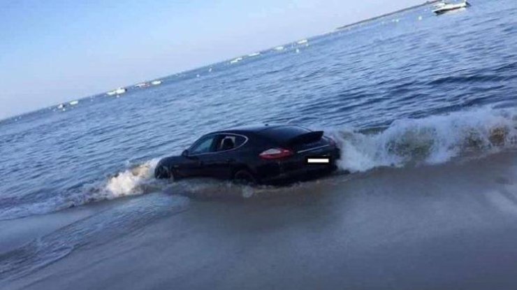 На берегу Франции песок затянул в воду Porsche Panamera