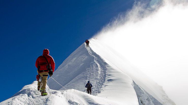 Российские спасатели производят спуск погибшего альпиниста