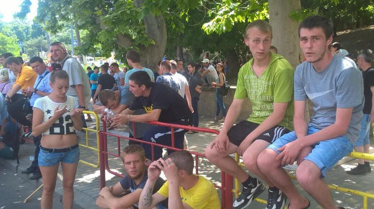 Участники "антитрухановского" митинга получают "зарплату"