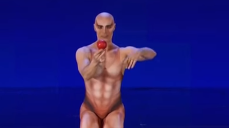 Украинский жонглер покорил мир фантастическим номером / Фото: кадр из видео