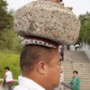 Китаец 4 года носил камень на голове, чтобы похудеть (фото)