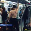 В Нью-Йорке мужчина устроил стриптиз в метро