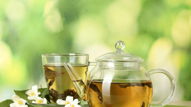 Топ-5 полезных свойств зеленого чая в жару