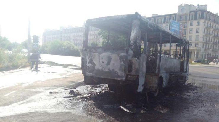В Одессе водитель выпрыгнул на ходу из горящего автобуса