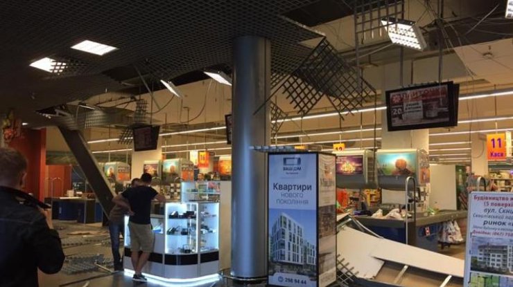 В торговом центре "ВАМ" обвалилась часть потолка / Фото: из Facebook