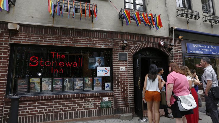 Барак Обама объявил памятником бар для геев
