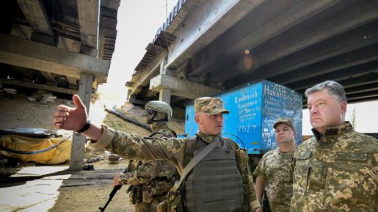 Боевики обстреляли позиции военных, когда там находился Порошенко 