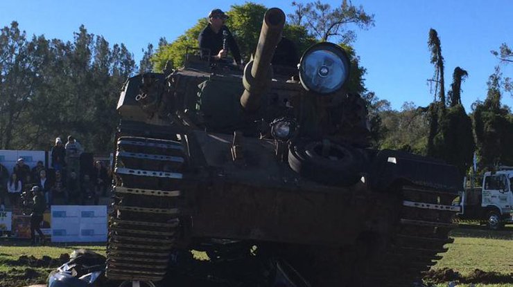 Австралийский сенатор раздавил машину танком 