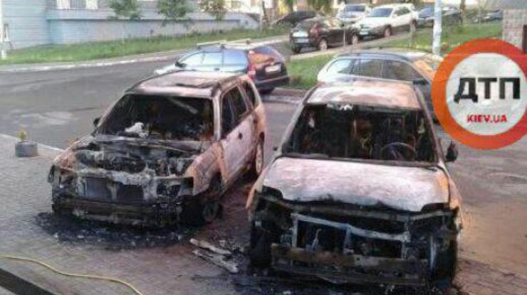 В Киеве дотла сгорели два внедорожника