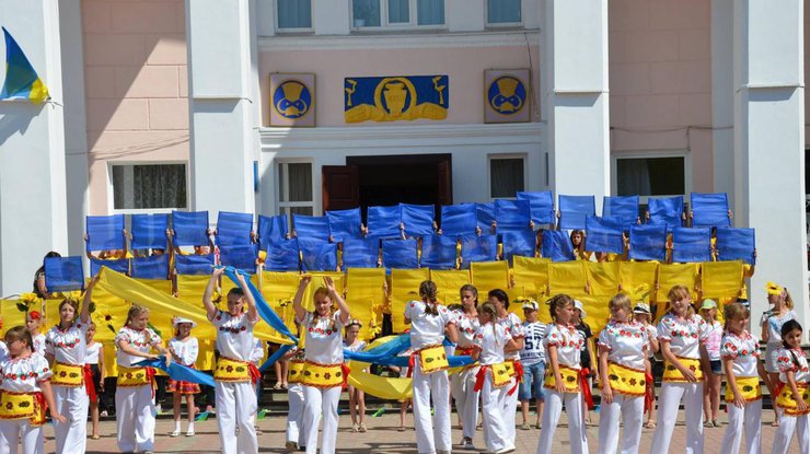 Во время флешмоба дети выложили большой украинский флаг длиной около 10 метров